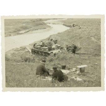 Deutscher Panzer Pz4 und seine Besatzung im Urlaub auf der Ruza. Espenlaub militaria
